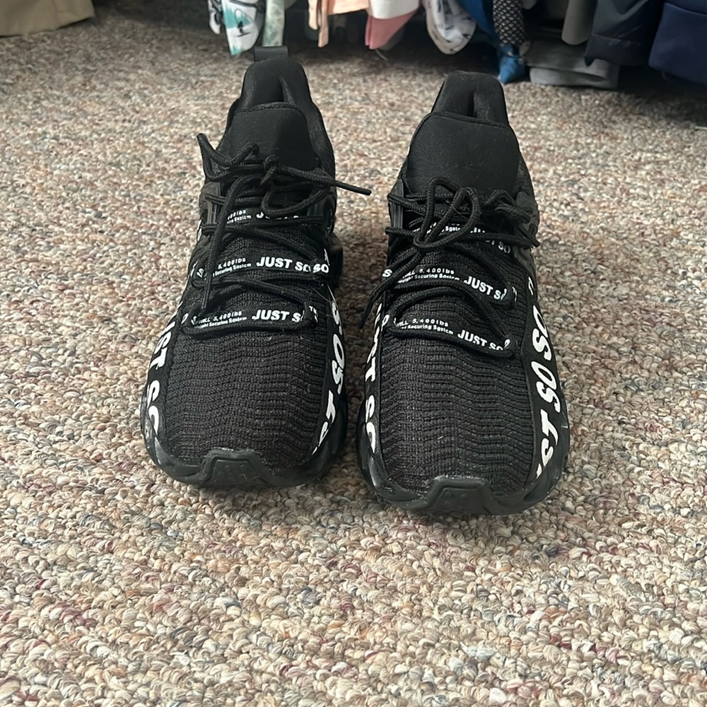 Black size 9 women’s soso sneakers.